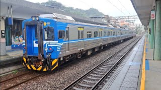 4156次瑞芳發車經由宜蘭線開往蘇澳的單組EMU500型四輛一編組EMU514區間車，和4131次瑞芳發車經由宜蘭線開往樹林的銀綠色微笑號EMU900型十輛一編組EMU935區間車