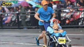 Father runs marathon with disabled son 带脑瘫儿子跑马拉松