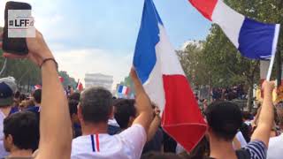 Scènes de joie dans Paris après la victoire des bleus à la Coupe du Monde 2018