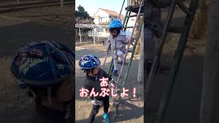 階段から下りられなくなり兄に救出される2歳児#shorts