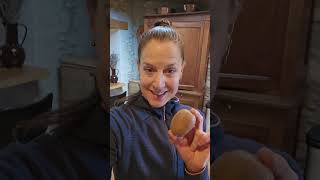 Eating a kiwi... with the skin on!🤯 Why you should do it & how.
