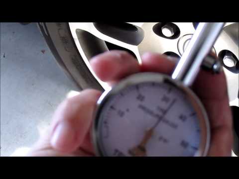 Digital vs manual analog tire pressure gauge comparision Digital vs manual analog tire pressure gauge comparision