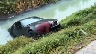 Auto cae al canal de aguas negras de la entrada de la col obrera en Matamoros 21-Feb-25