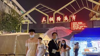 地摊经济开放，一大堆“后浪”奔涌摆地摊创业，宾王夜市繁华景象