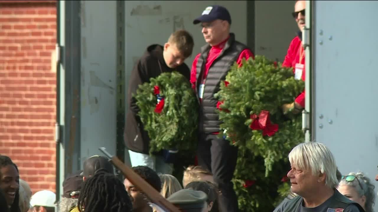 Wreaths Across America Honors Fallen Veterans - YouTube