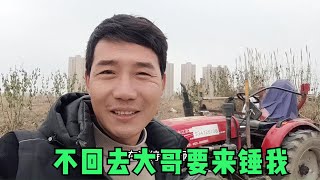 江苏小伙自驾拖拉机历时一年刚到家，又被大哥逼迫原路返回，好难