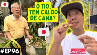 Perguntando aos locais se tem caldo de cana em Okinawa