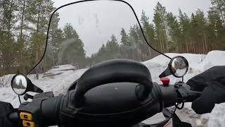 Moottorikelkkailua metsässä. Snowmobiling in the Finnish forest.