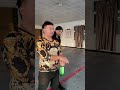 美女挑战拍碎装满水的玻璃瓶beautiful girl challenges to break a glass bottle filled with water 搞笑 shorts funny