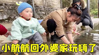 Xiaohanghang went back to grandma's house to play, followed her mother to the river to catch fish