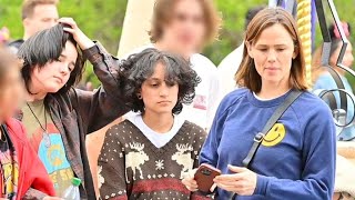 Jennifer Garner takes her daughter and JLo's child Emme to Disneyland