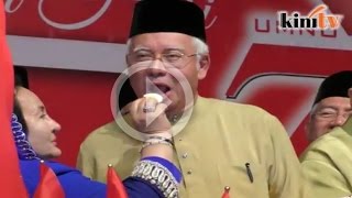 Najib 'acah-acah' Rosmah apabila hendak disuapkan telur