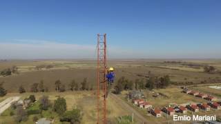 Trabajando en altura instalando un soporte para Rocket AC PRISM, Vista de un Drone -Emilio Mariani -