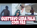 Gusttavo Lima fala com fãs durante passeio de iate em Angra dos Reis