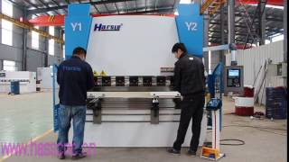 WE67K series electrio hydraulic servo CNC synchronized press brake is working