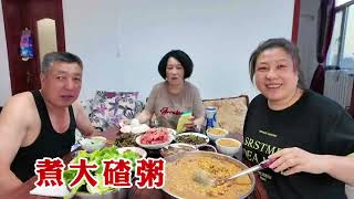 【160斤大龄女】老妈烧柴火灶，煮一大锅苞米碴子，煎小鱼煮鹅蛋，这伙食杠杠硬