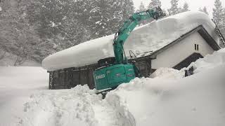 重機で雪下ろし一部 《2022年2月3日》ミティラー美術館（旧大池小学校体育館屋根）新潟県十日町市大池