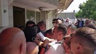 Ora News - VIDEO/ Protestë në Vorë: Banorët tentojnë të hyjnë me forcë në bashki, i ndalon policia