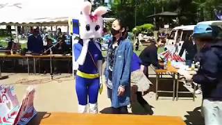 【長野県信州佐久市のゆるキャラご当地キャラハイぶりっ子ちゃん】スピーカーの前でお姉さんと打ち合わせした結果が