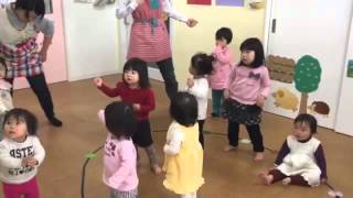 0~3歳児一緒に歌遊びをしたよ♪　少人数で異年齢との交流もいっぱい！やさしい子に育ちます♪