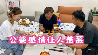 农村公公拿一沓现金帮衬儿媳妇，豆豆见钱摸都不敢摸，大姑姐也在【农人小豆豆】