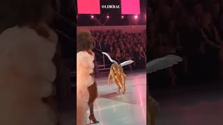 Modelo fica com o salto preso durante o desfile no Victoria’s Secret Fashion Show