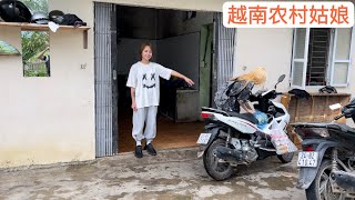 越南泡妞者來到農村姑娘家釣魚，她媽媽故意說她女兒還單身，我們還有機會。