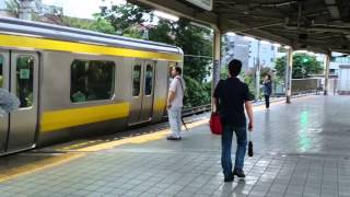 飯田橋駅に到着する中央総武緩行線の東行きE231系