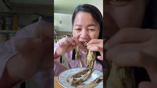 Eating fried fish with egg plant ញាំត្រីចៀនជាមួយត្រប់វែង #food #eatingshow #eating #foodshow