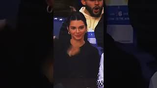Kendall Jenner and Devin Booker cute moment during Phoenix Suns vs Lankers basketball match ❤😘😘😘