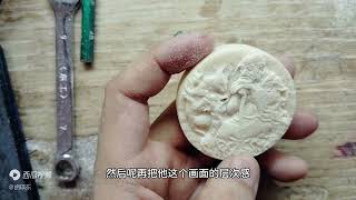 一位网友寄来的一块猛犸象牙手镯芯料雕刻一个罗汉挂件