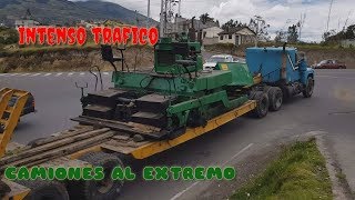 IMPRESIONANTES CAMIONES CIRCULANDO EN UN INTENSO TRAFICO