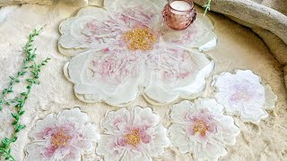 Ensemble plateau et dessous de verre en résine à motif de fleurs 3D roses et blanches