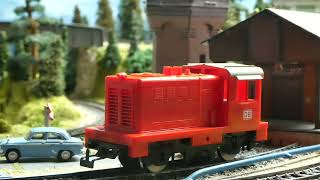 New H0 locomotive for under 25 euros? Piko Junior rubber band резиноход unboxing review first run