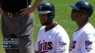 CWS@MIN: Santana singles in a pair to extend the lead