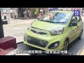 車cam直擊︱元朗私家車剷行人路撞食品店　途人側身躲避死裡逃生｜01新聞｜元朗｜同樂街｜私家車失控