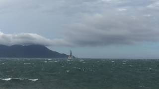 海岸の堤防から強風