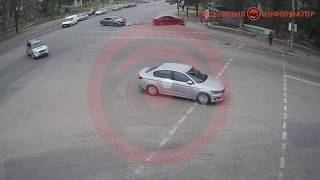 В Днепре на проспекте Свободы Volkswagen столкнулся с BMW и влетел в столб: видео момента аварии