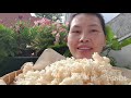 ข้าวพองทอดราดน้ำตาล crispy sticky rice อาหารว่างพื้นบ้าน จากข้าวเหนียวที่เหลือ กินไม่หมด