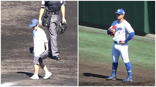 根尾ファンの少年による始球式を見守る根尾くん（2023年10月22日）