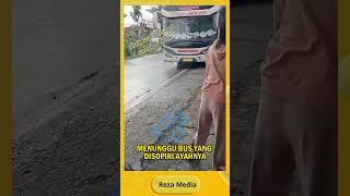 VIRAL  MOMEN bahagia saat anak supir bus ketemu ayahnya yang hanya  lewat