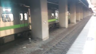 4103次宜蘭發車經由宜蘭線開往北湖的EMU734+EMU733阿福號區間車，和4144次樹林發車經由宜蘭線開往瑞芳的銀綠色微笑號EMU900型十輛一編組EMU906區間車