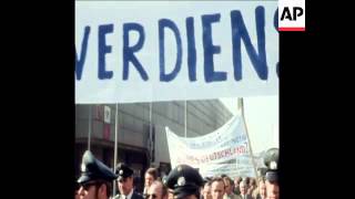 SYND 14-4-71 POLICE, IN DUSSELDORF, PROTEST AGAINST POOR PAY CONDITIONS