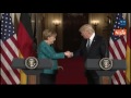 Trump stringe la mano a Merkel dopo il vertice USA-Germania alla Casa Bianca