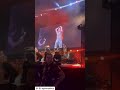 Shakira sorprende a Carlos vive en concierto en Miami