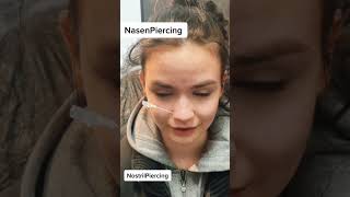 Sie bekommt ihr 1. Piercing 🤩 Ein Nasenpiercing #neuespiercing #piercing #piercinglovers #piercingv