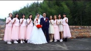 广东一小伙结婚，新娘很漂亮，很多人合影拍照，伴娘团颜值也很高