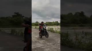 Rev Up the Excitement: Wheelie Comparison of Duke 200 BS4 and R15 V4