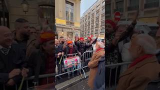 PM Modi gets greeted by Dhol and enthusiastic music in Paris