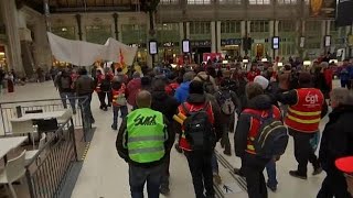 Francia nel caos, in sciopero treni e aerei